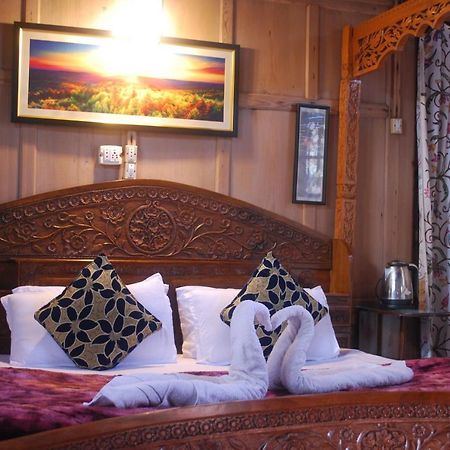 Young Shahzada Group Of Houseboats Srinagar  Luaran gambar