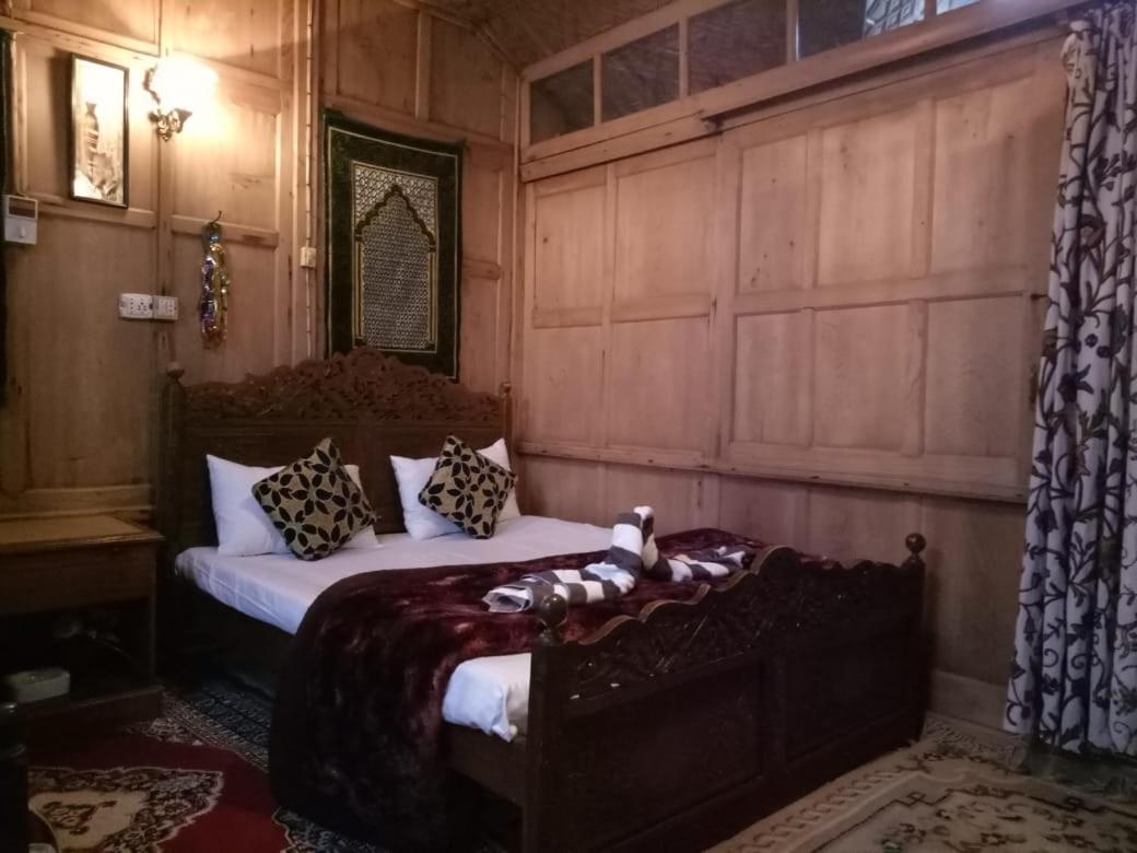 Young Shahzada Group Of Houseboats Srinagar  Luaran gambar