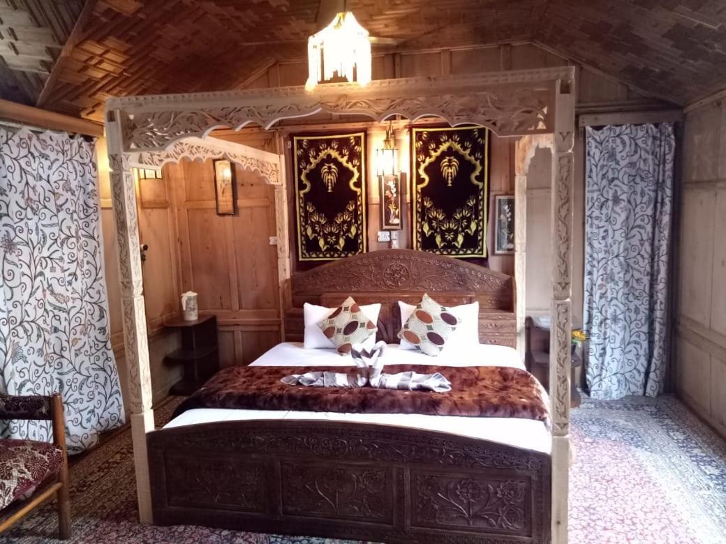 Young Shahzada Group Of Houseboats Srinagar  Luaran gambar