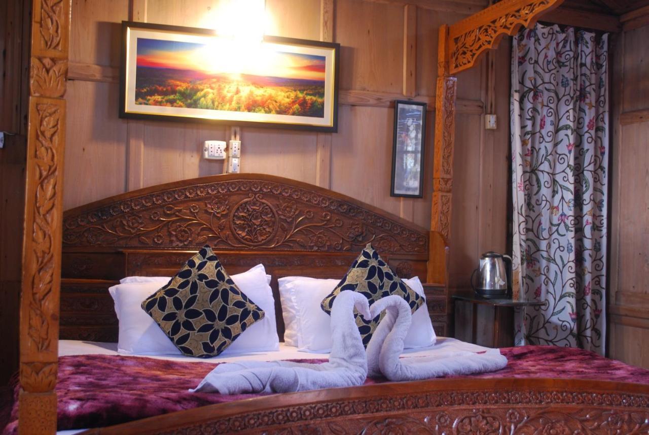 Young Shahzada Group Of Houseboats Srinagar  Luaran gambar