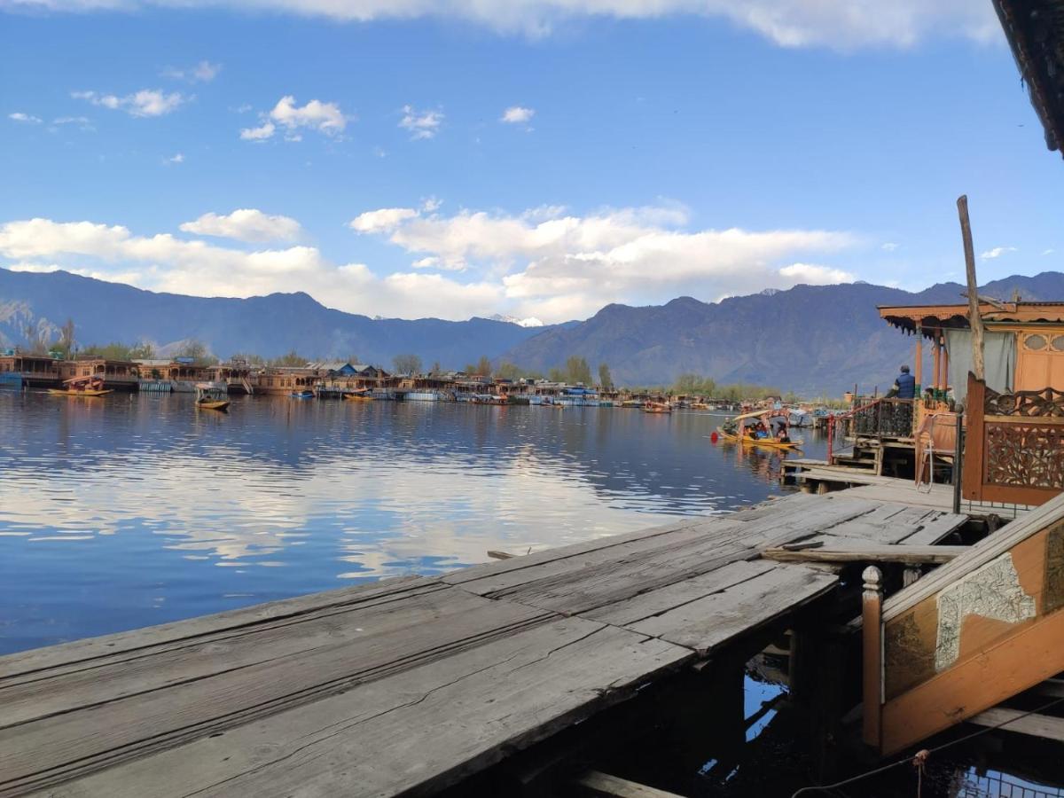Young Shahzada Group Of Houseboats Srinagar  Luaran gambar