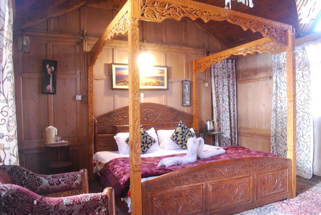 Young Shahzada Group Of Houseboats Srinagar  Luaran gambar