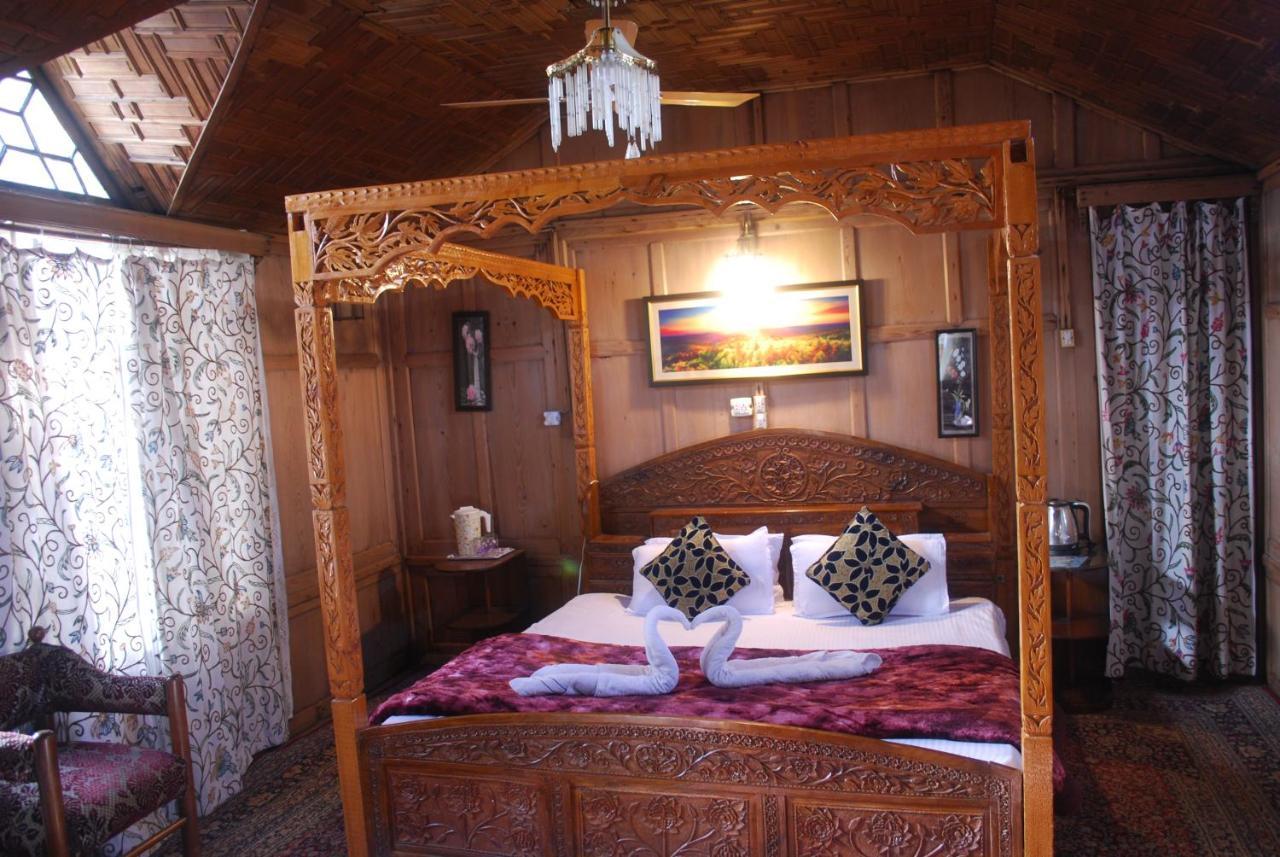 Young Shahzada Group Of Houseboats Srinagar  Luaran gambar