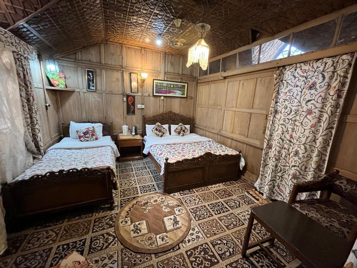 Young Shahzada Group Of Houseboats Srinagar  Luaran gambar