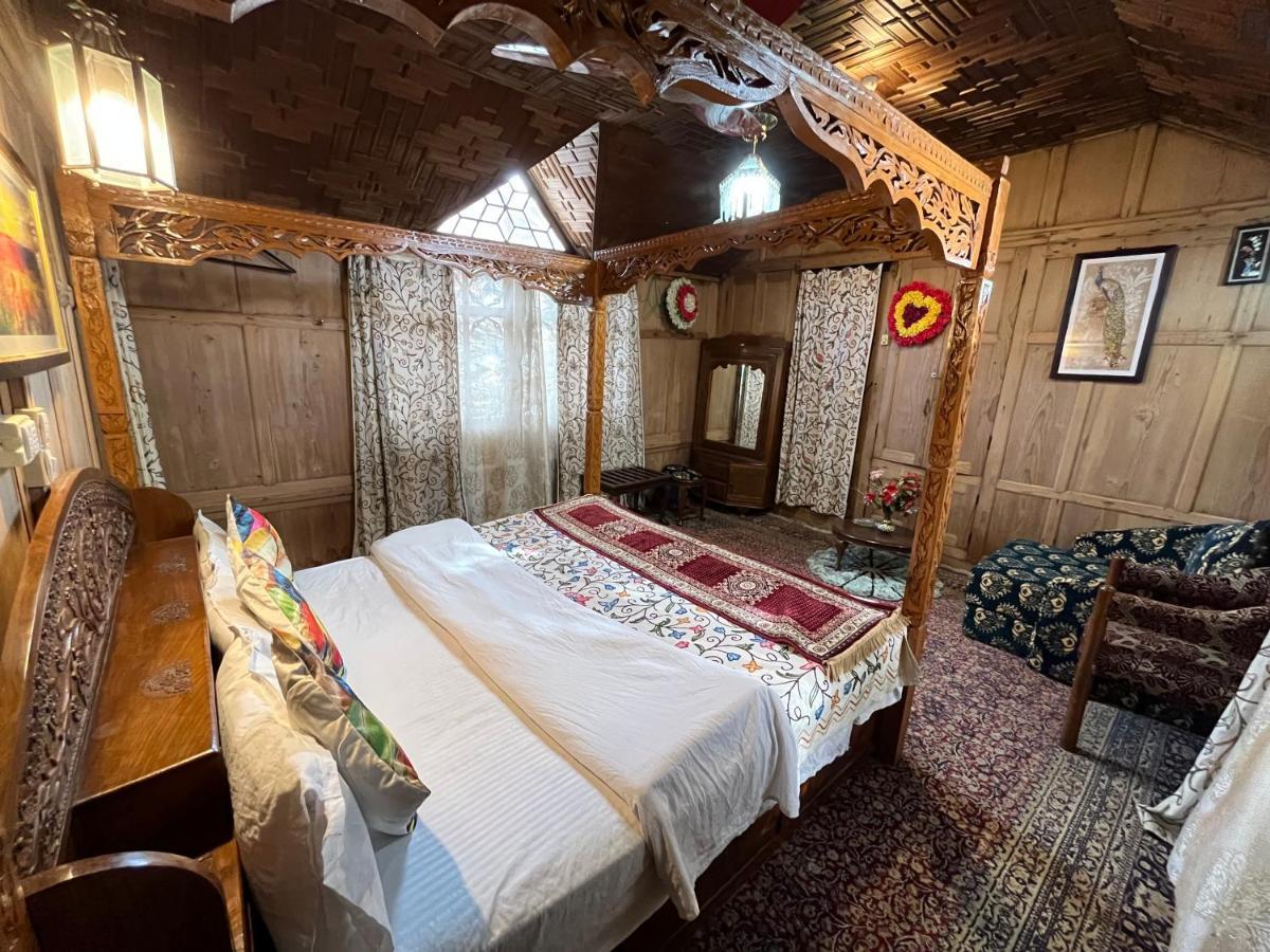 Young Shahzada Group Of Houseboats Srinagar  Luaran gambar