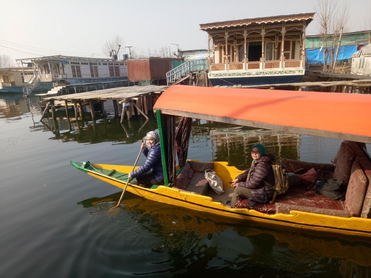 Young Shahzada Group Of Houseboats Srinagar  Luaran gambar