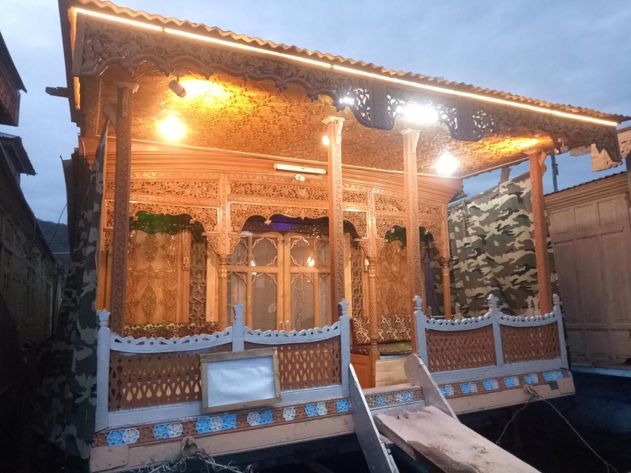 Young Shahzada Group Of Houseboats Srinagar  Luaran gambar